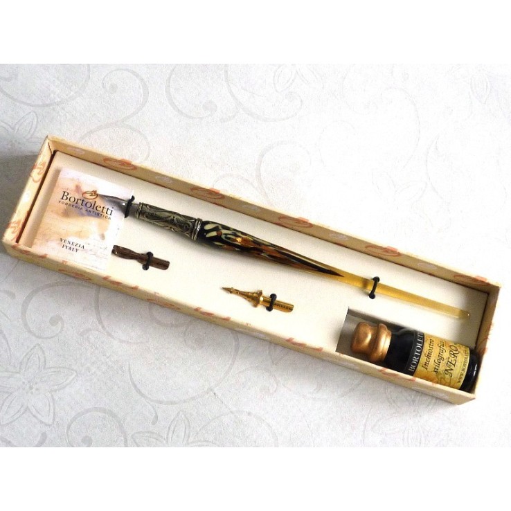 Lehtikullalla lasi kalligrafiaa kynä ja mustetta