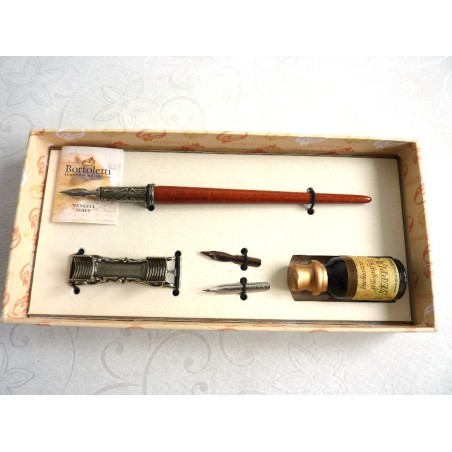 Penna calligrafica legno, inchiostro e penna riposo
