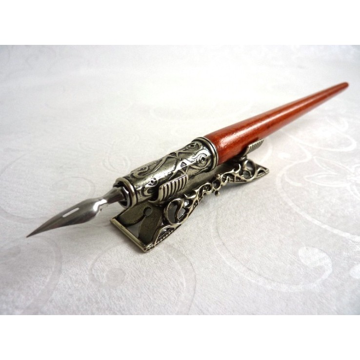 Hölzerner Kalligraphiefeder, Tinte und Federrest