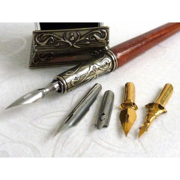 Pluma de caligrafía de madera y tintero