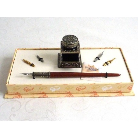 Hölzerne Kalligraphie Feder und Tintenfass