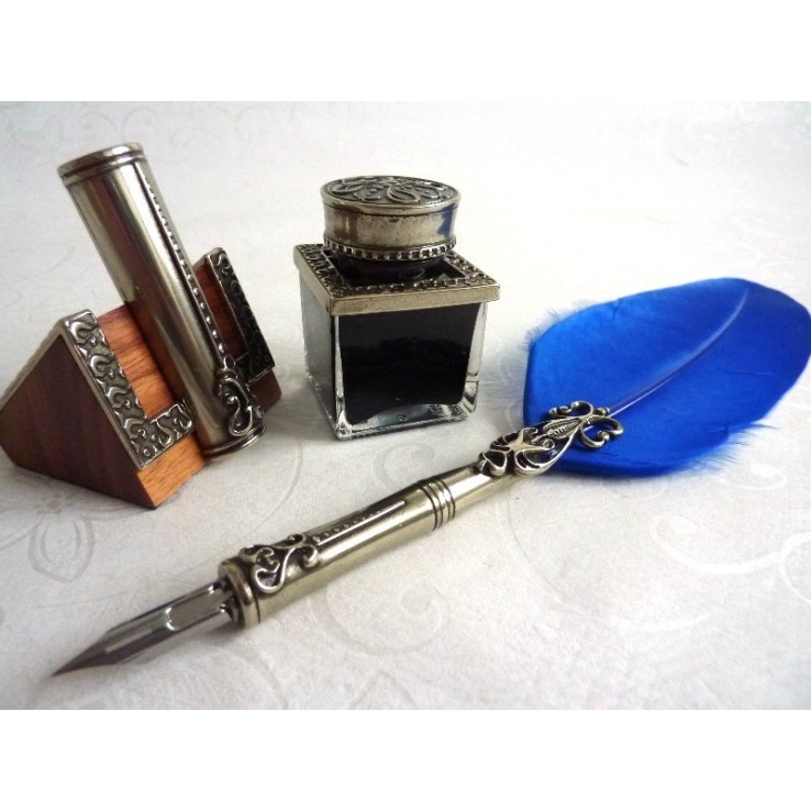 Pluma, tintero y portalápices