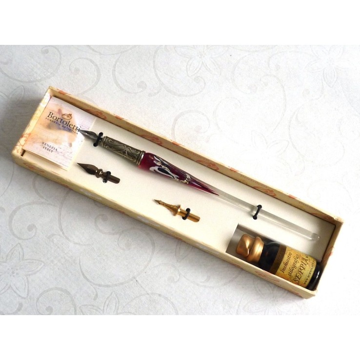 Calligrafia penna in vetro foglia argento e inchiostro