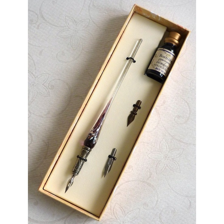 Calligrafia penna in vetro foglia argento e inchiostro