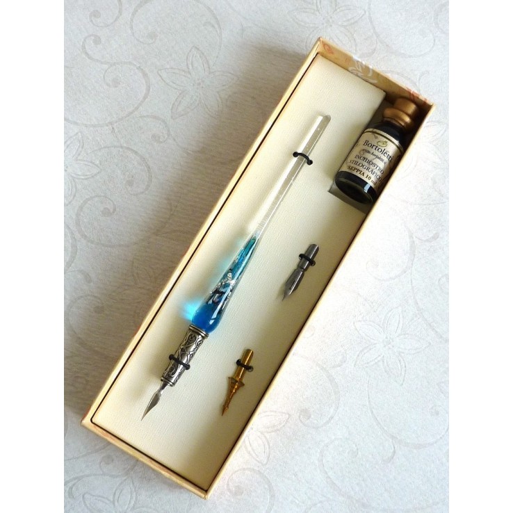 Calligrafia penna in vetro foglia argento e inchiostro