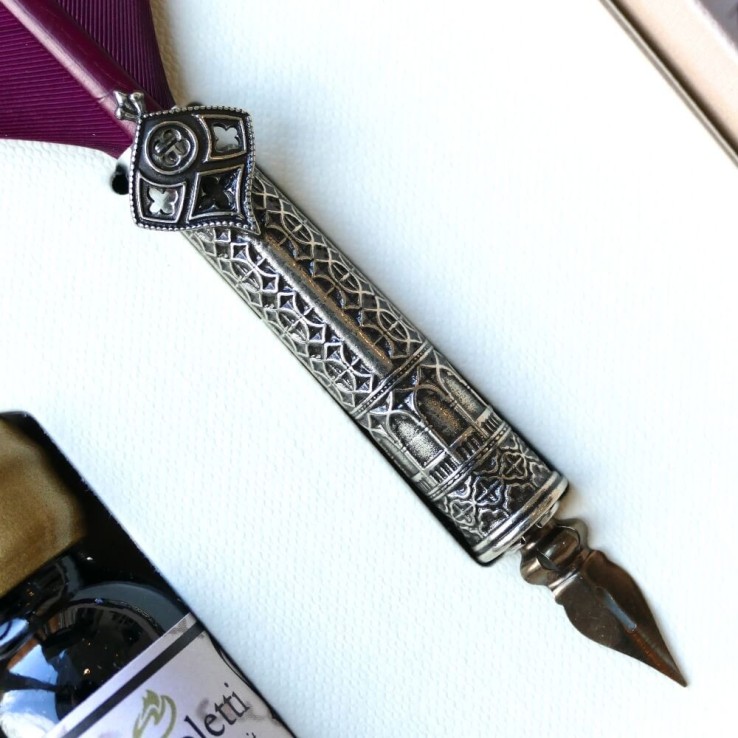 Pluma adornada y tinta