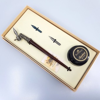 Kalteva puinen ja pronssinen kynä 2