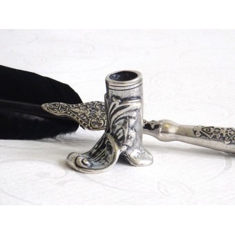Pluma negra, soporte para botas y tinta 2