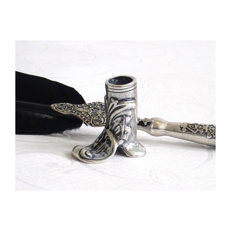 Pluma negra, soporte para botas y tinta