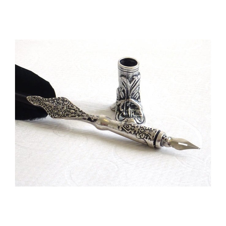 Pluma negra, soporte para botas y tinta