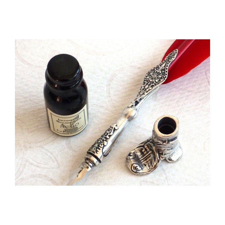 Stylo plume rouge, porte-bottes et encre