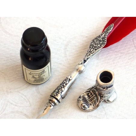 Stylo plume rouge, porte-bottes et encre